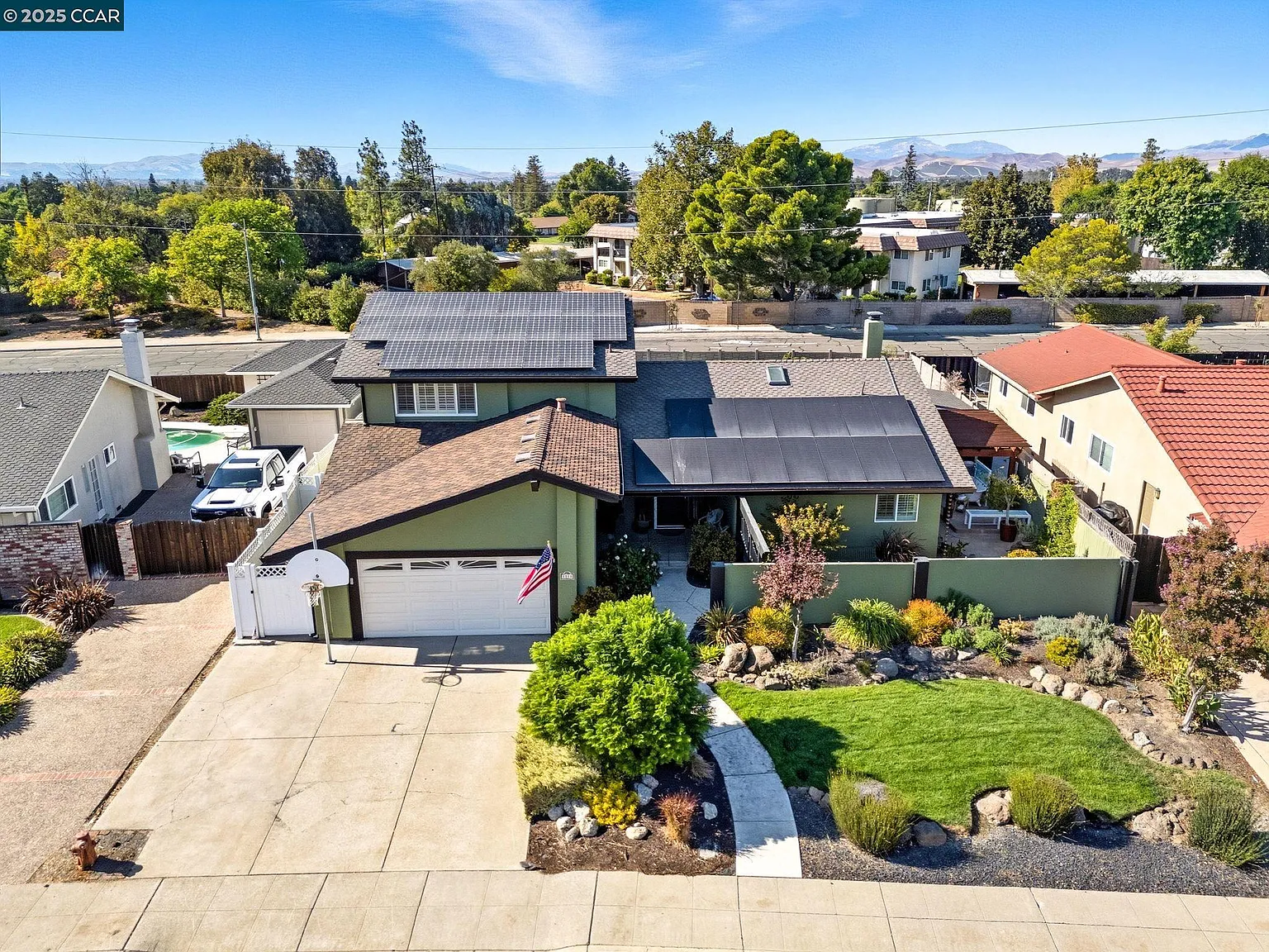 1110 Lomitas Ave photo 1