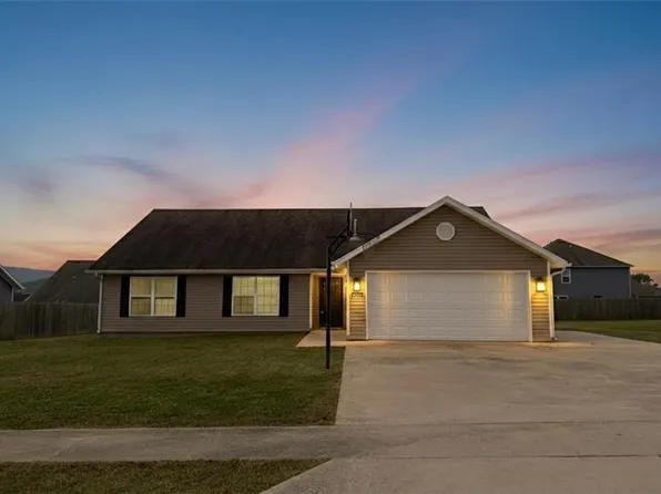 1461 General Parson Dr, Prairie Grove, AR 72753