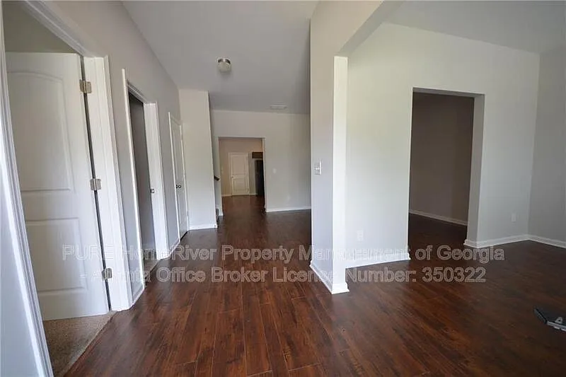 4 bed, 3.0 bath, 2398 sqft, $2,600 — Photo 3