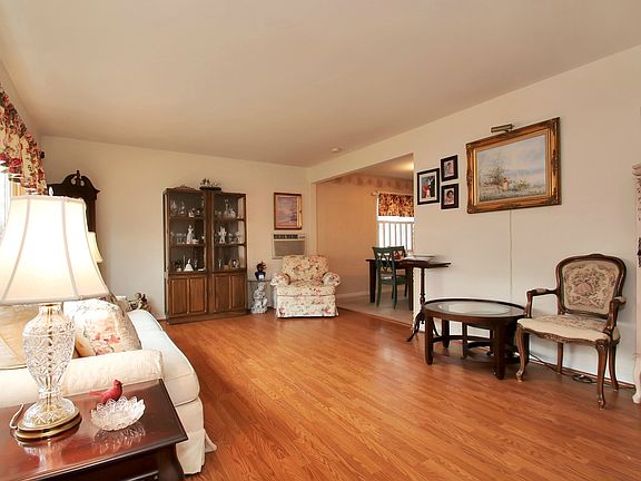 5th image of 465 Crestwood Ave