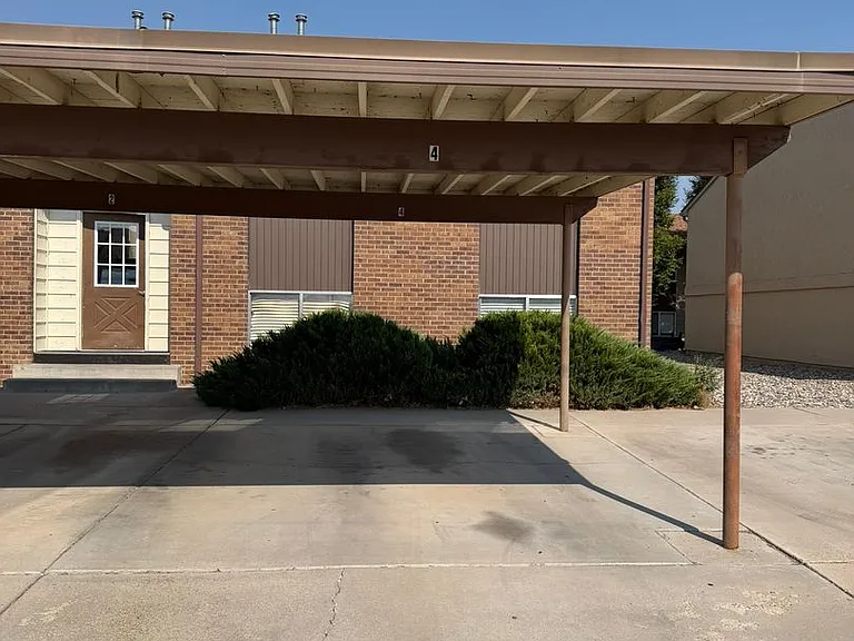 812 W Cedar Ct — Photo 2