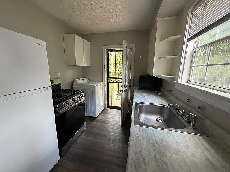 757 S Goodlett St — Photo 4