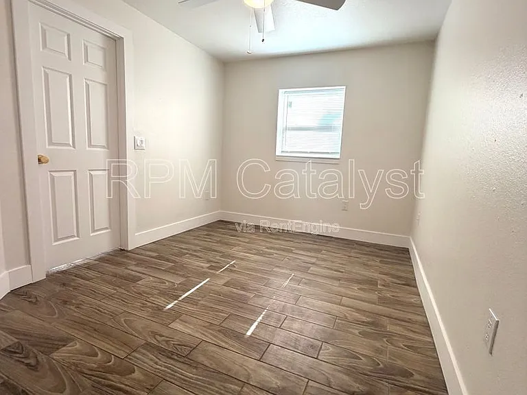 6905 1/2 N Duncan Ave #A — Photo 11
