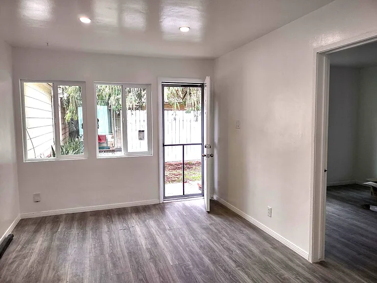 208 N Florence St — Photo 2