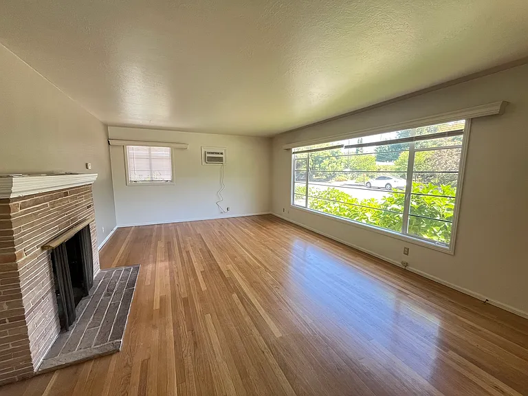 231 Jean Dr — Photo 2