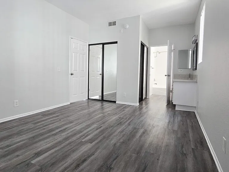 685 Kelton Ave — Photo 26