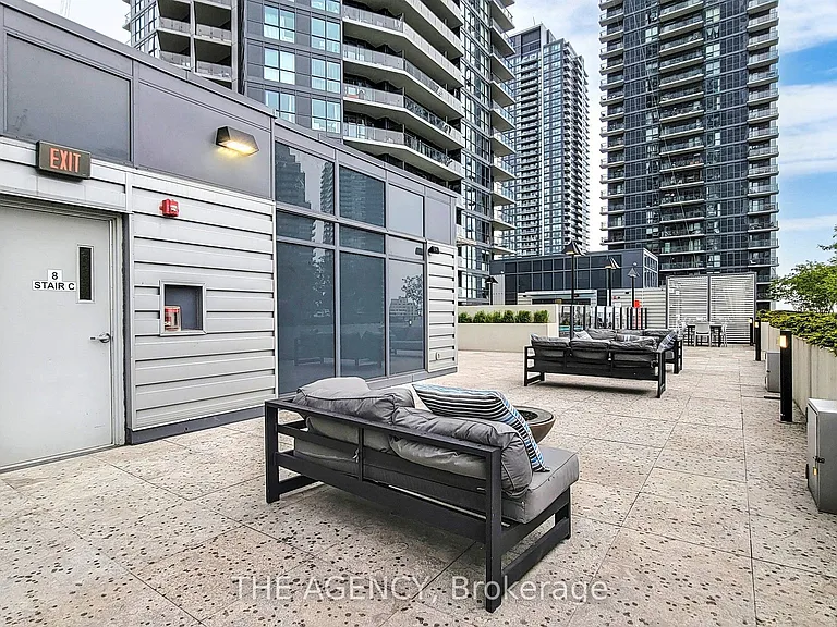 10 Park Lawn Rd #LPH09 — Photo 32