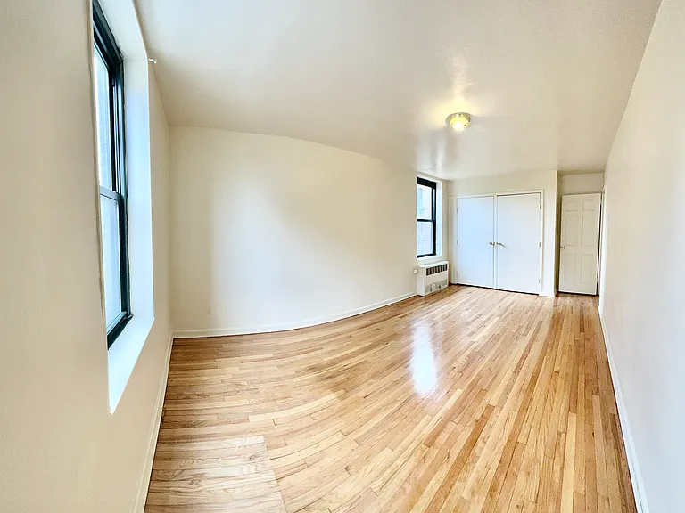 1545 Rhinelander Ave #4Z — Photo 4