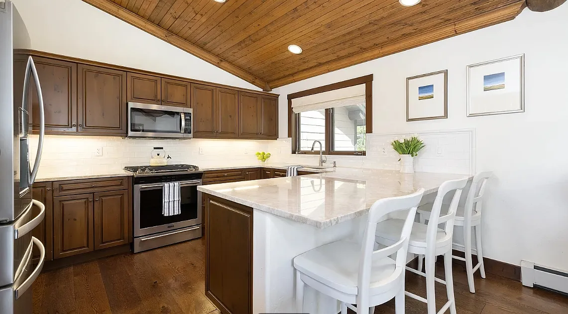 4 bed, 2331 sqft, $9,000 — Photo 4