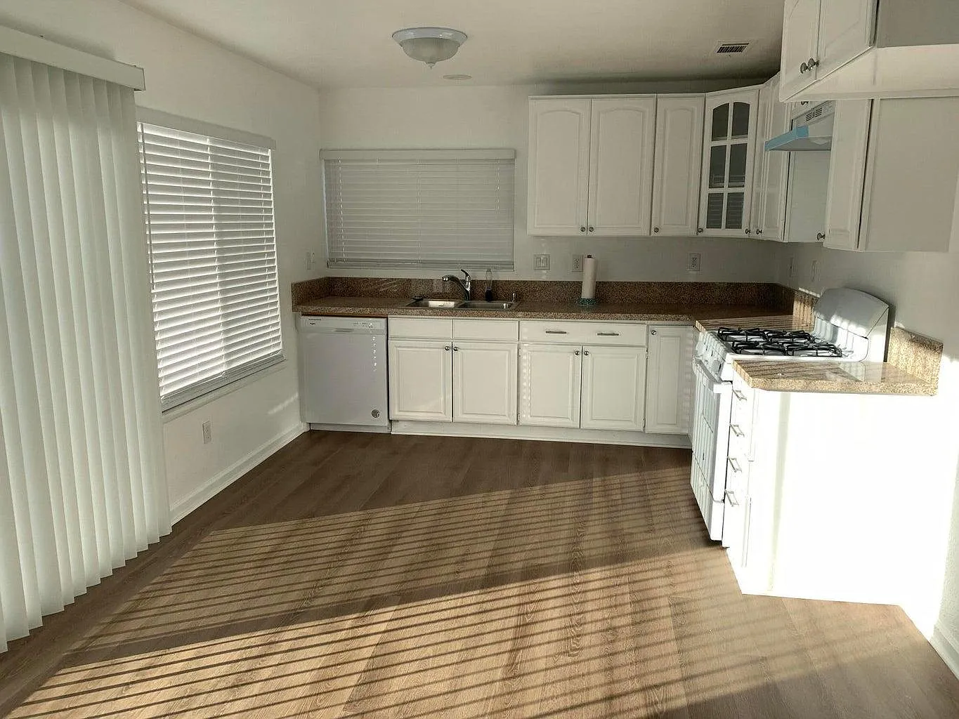 3 bed, 936 sqft, $2,400 — Photo 1