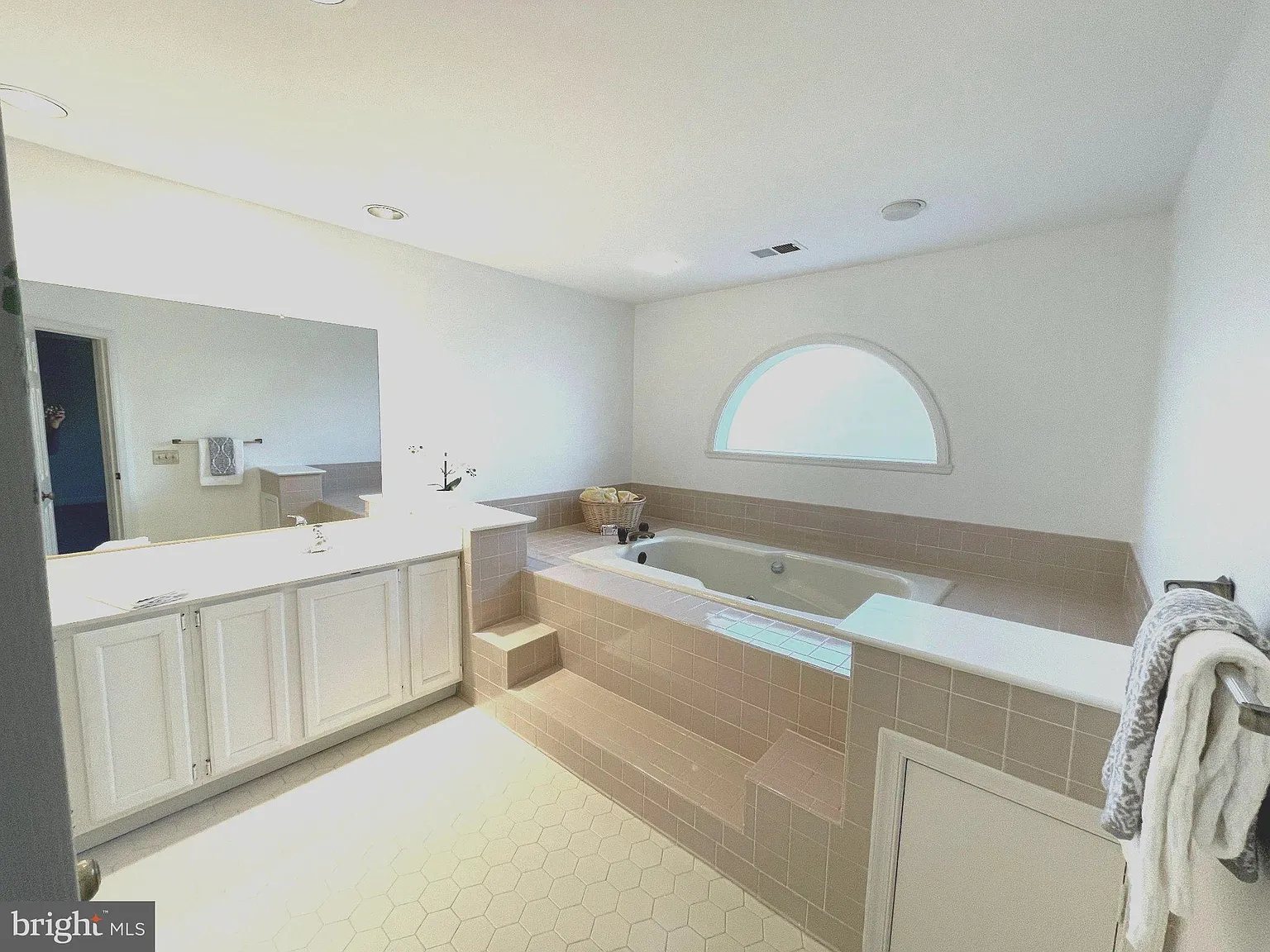 3 bed, 5.0 bath, 3581 sqft, $4,500 — Photo 4