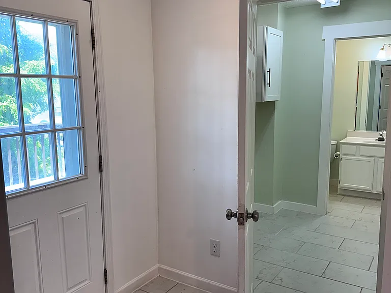 118 Glenstone Ct — Photo 4