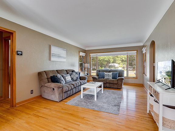 4th image of 569 Century Ave N