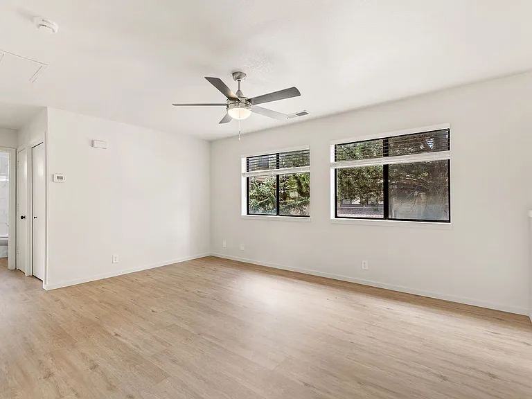 3325 E Lockett Rd — Photo 21