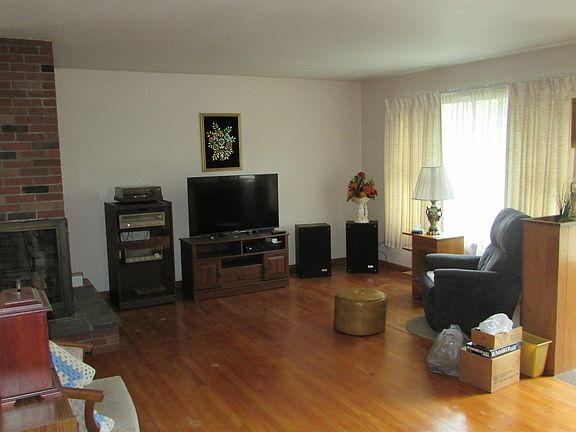 5th image of 155 Prince St