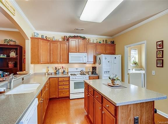 4th image of 2068 Kennedy Dr