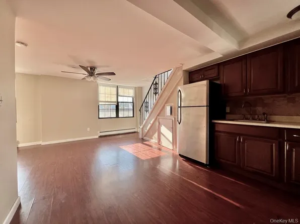 2 Audrey Ave APT 7, Oyster Bay, NY 11771