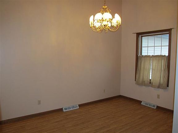 3rd image of 14 Baybridge Dr