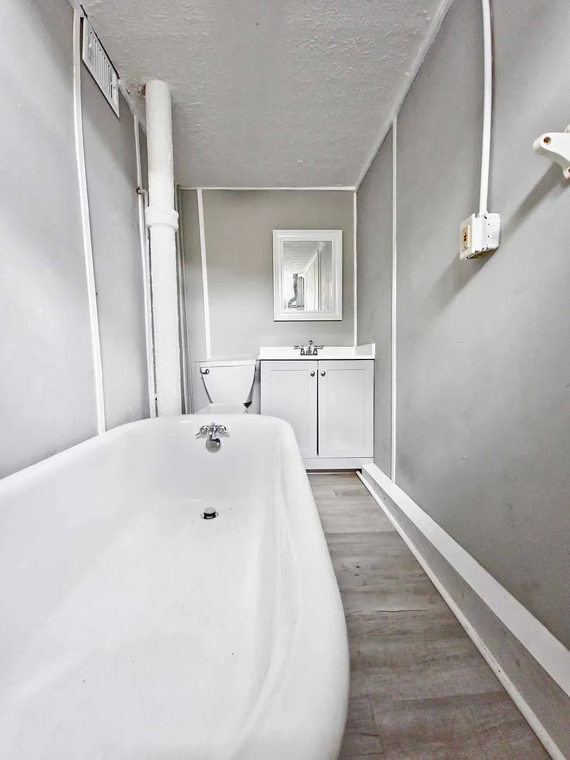1051 Barret Ave — Photo 4
