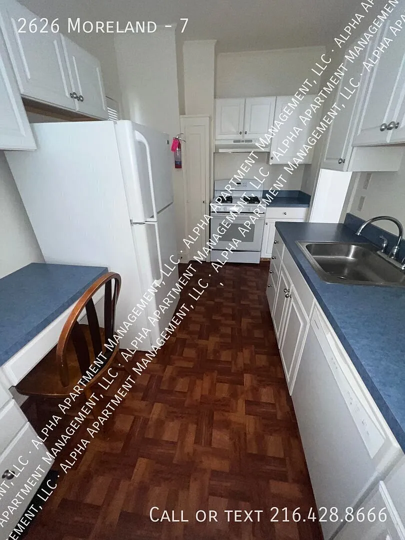 Spacious one bedroom — Photo 2