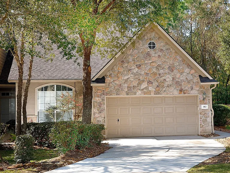 182 N Valley Oaks Cir — Photo 1