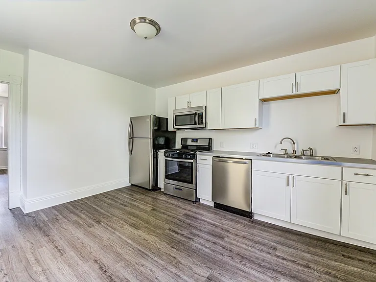 20 Sylvania Ave — Photo 7
