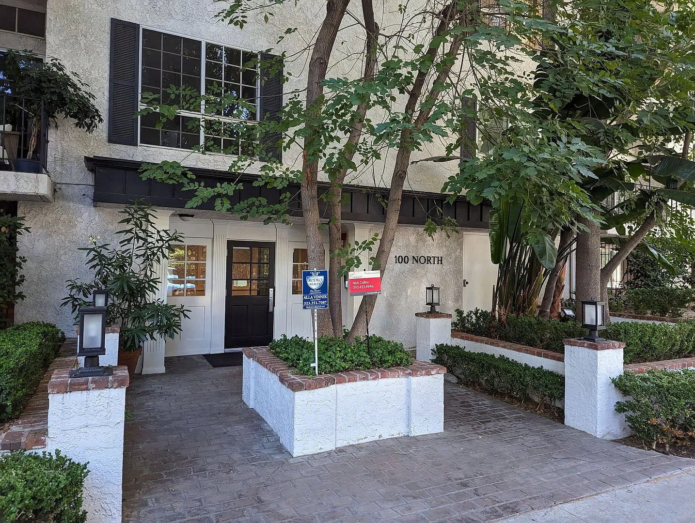 Beautiful Corner 3rd Floor 2 bedroom Condo unit close to Cedar-Sinai Medical Center & Beverly Center — Photo 2