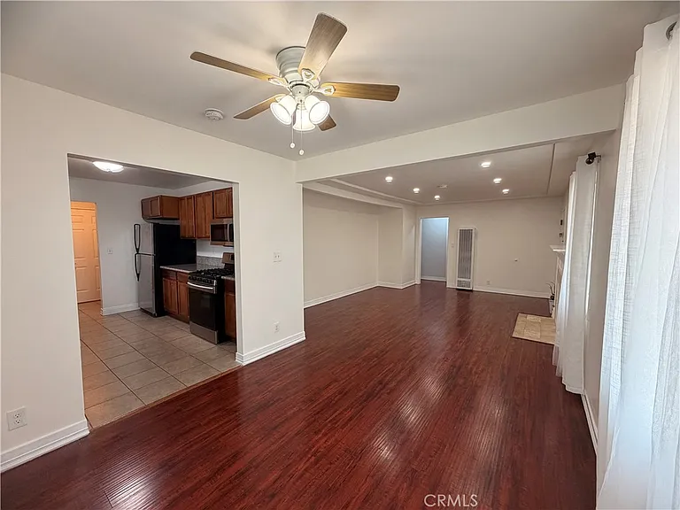 10202 Doty Ave — Photo 2