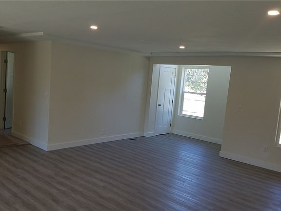 3rd image of 16214 Park Ave S