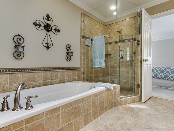 3rd image of 4002 Villa Grove Dr