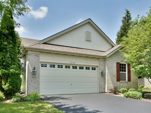 1352 Mansfield Dr, Aurora, IL 60502