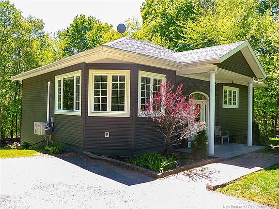 2nd image of 28 Mountain View Cres