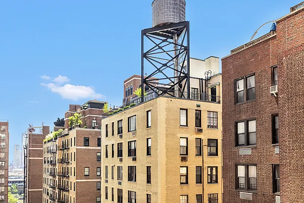 Sold by Manhattan Boutique Real Estate | media 7