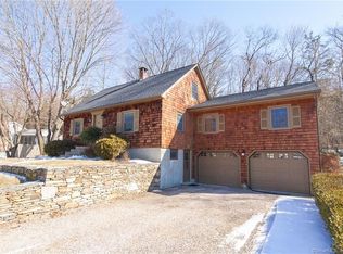 9 Country Dr, Norwich, CT 06360