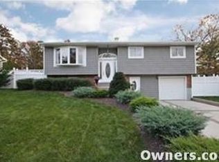 98 Plymouth Blvd, Smithtown, NY 11787