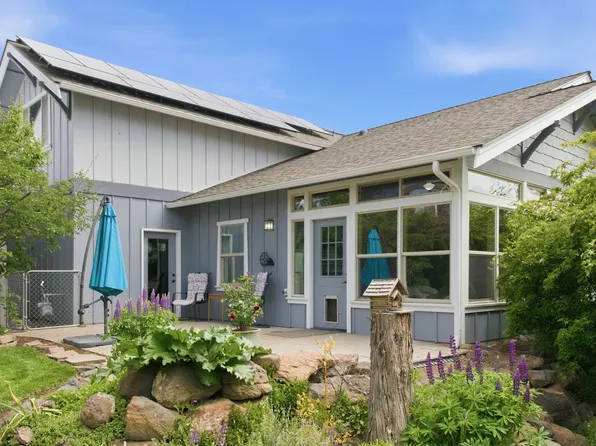 3687 SW 35th St, Redmond, OR 97756