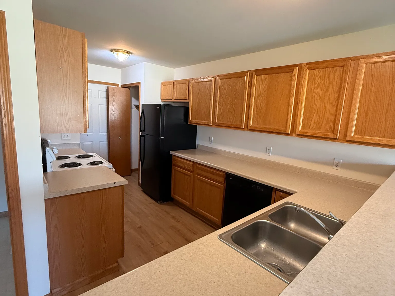 2 bed, 2.5 bath, 1300 sqft, $2,095 — Photo 4