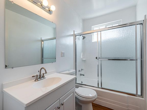 4th image of 12325 Oxnard St APT 4