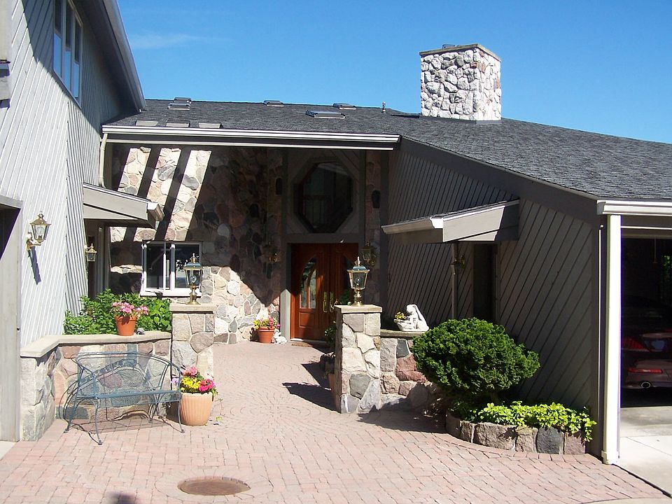 Entry to 582 N. Riverside