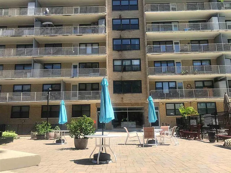 285 Aycrigg Ave #22D — Photo 9