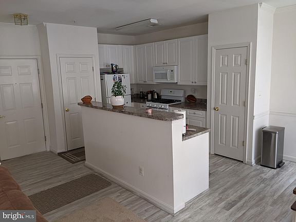 4th image of 2664 Manhattan Pl Ste 303