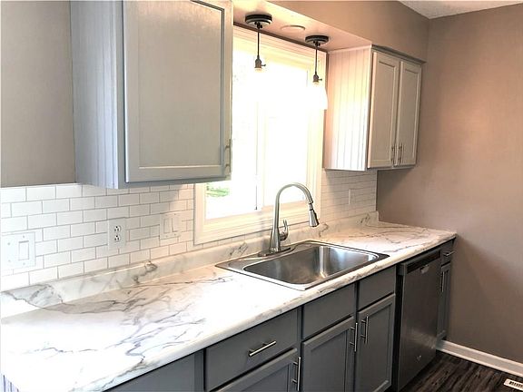 3rd image of 604 Brookwood Dr