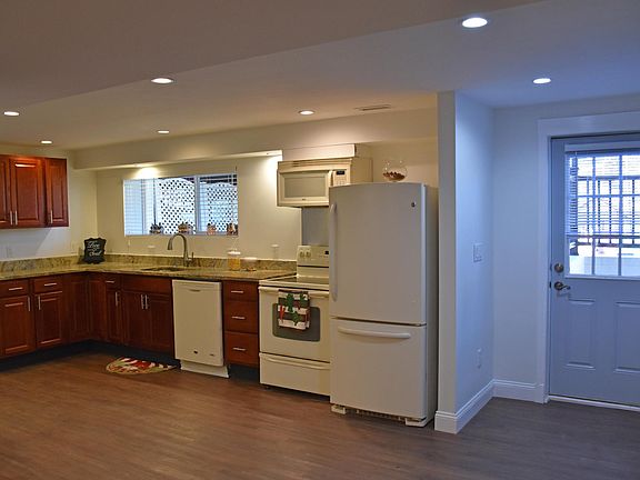 Bright entry/Kitchen cabinets have soft close doors and drawers are dovetailed