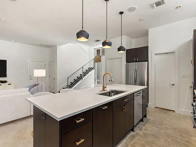 2105 Goodrich Ave — Photo 5