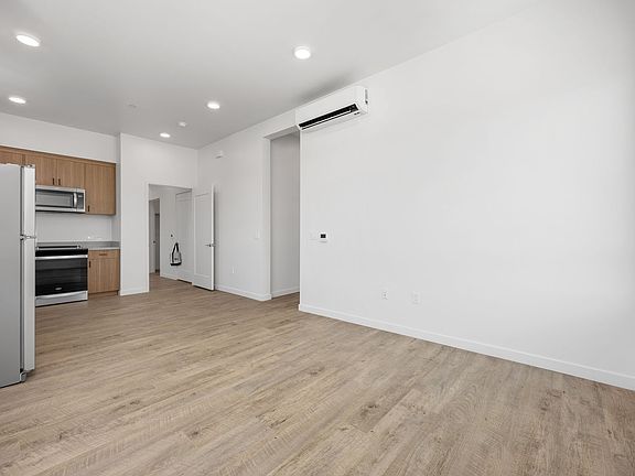 3rd image of 918 20th St #314