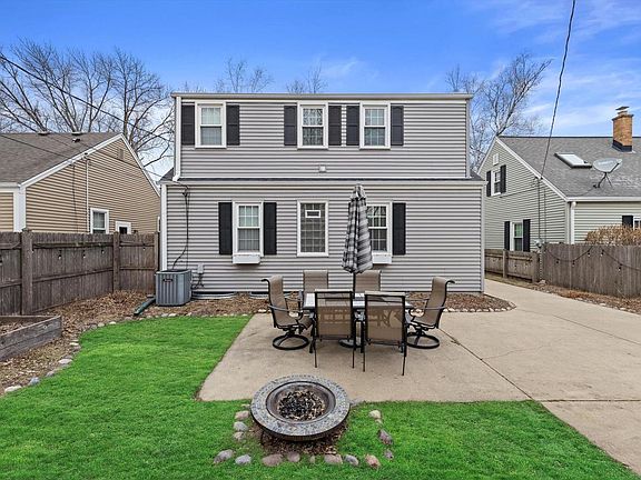 3rd image of 621 East Hampton ROAD