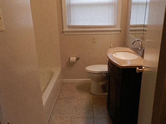 5th image of 328 Hanson Ave