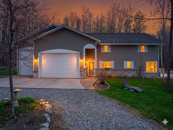 3rd image of 21564 Sugarbush Ln