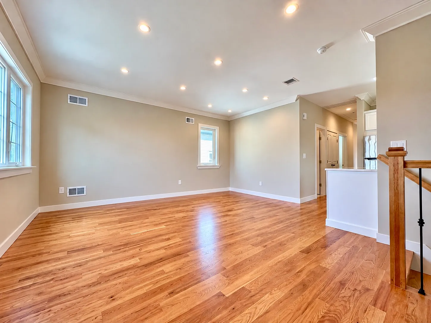 3 bed, 1280 sqft, $3,200 — Photo 2