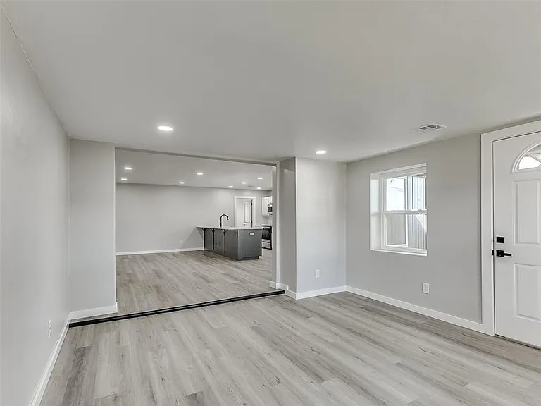 6917 Woodridge Ave — Photo 5